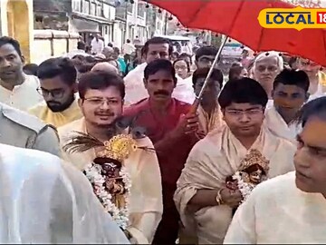 বিগ্রহ কোলে ঋতব্রত বন্দ্যোপাধ্যায়