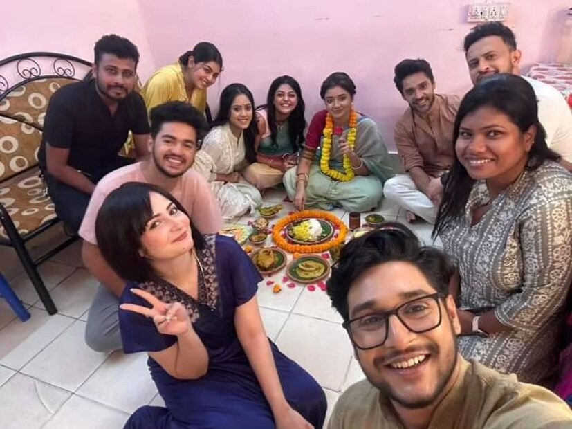 রিয়াজ সরকার তাঁর সোশ‍্যাল মিডিয়াতে সব ছবি শেয়ার করেছে। দিন কয়েক আগে গাঁটছড়ার সেটে কলাকুশলীরা আইবুড়ো ভাত খাওয়ান অভিনেত্রীকে। ‘আঁচল’ সিরিয়ালে টুসু চরিত্রে অভিনয় করে পরিচিতি অর্জন করেন শ্রীপর্ণা।