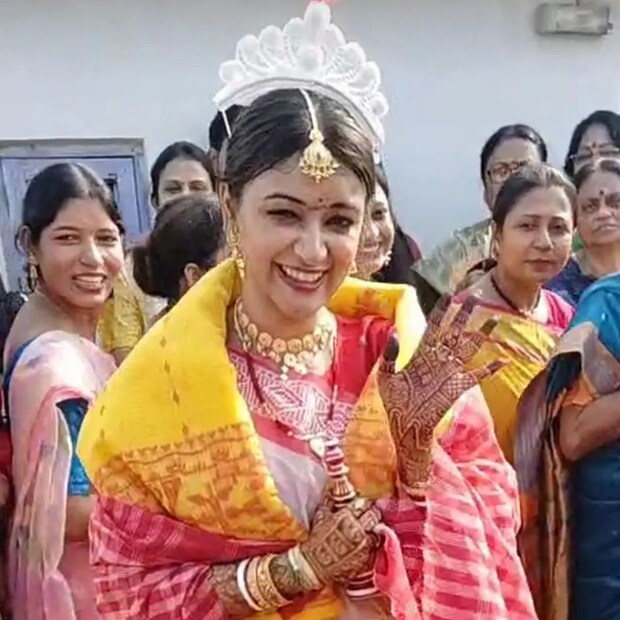 গতকালে, ২৮শে নভেম্বর মঙ্গলবার বালিতে আয়োজন হয় শ্রীপর্ণার বিয়ের আসার। পাত্র শুভদীপ ভট্টাচার্য। বর্তমানে, ‘গাঁটছড়া’ সিরিয়ালের মুখ‍্যচরিত্র ঋদ্ধিমান সিংহ রায়ের স্ত্রী রুক্মিণীর চরিত্রে দেখা যাচ্ছে শ্রীপর্ণাকে। 