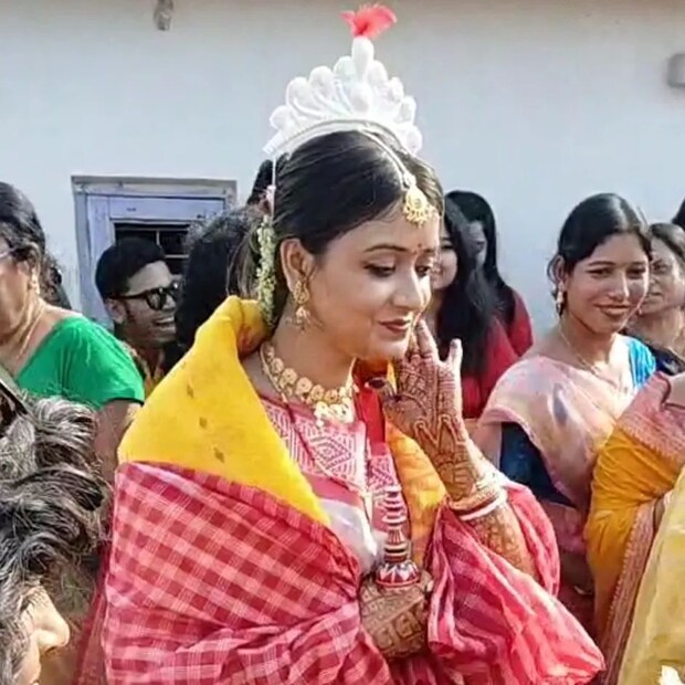 বিয়ে করেছেন অভিনেত্রী শ্রীপর্ণা রায়। তিনি সেজেছিলেন টুকটুকে লাল শাড়িতে, সঙ্গে মানানসই গয়নায়। অপরদিকে, লাল পাঞ্জাবি আর সাদা ধুতি পরে বিয়ে করতে এসেছিলেন পাত্র শুভদীপ।
