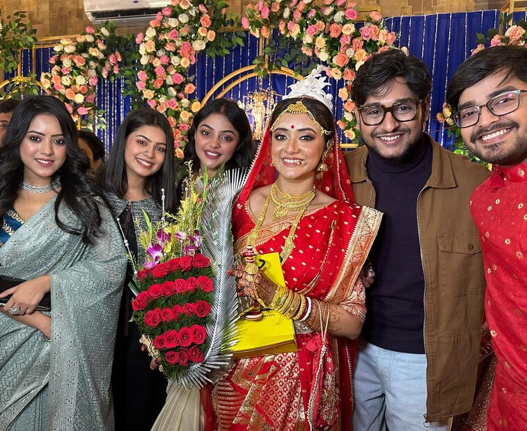 শ্রীপর্ণার বিয়ের অনুষ্ঠানে হাজির ছিল টেলিপাড়ার চেনা মুখেরা। উপস্থিত ছিলেন শ্রীমা ভট্টাচার্য, রিয়াজ সরকার, অনুষা গোস্বামী, সায়ক প্রমুখও। 