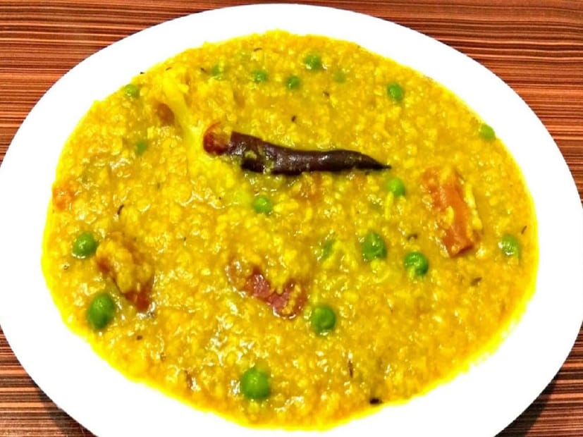 প্রায় কোনও ভারতীয় পদই হলুদ ছাড়া রান্না করা হয় না। হলুদের মধ্যে রয়েছে দারুন অ্যান্টি-ইনফ্লেমেটরি উপাদান। তাছাড়া একে থাকে কারকুমিন যা বাতের ব্যথা হ্রাস করতে পারে।