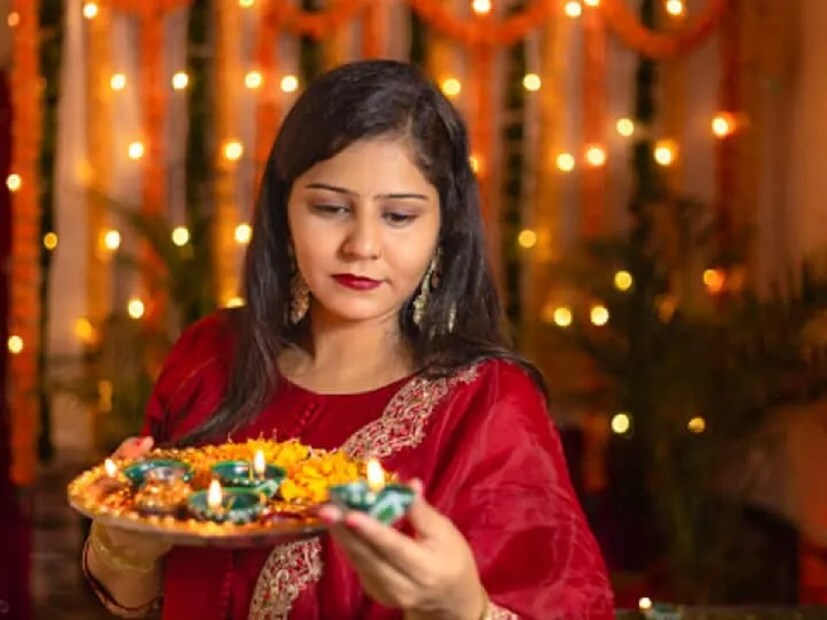 উজ্জ্বল রঙ যা উৎসবের মেজাজের সঙ্গে মানানসই হয় সেটাই হচ্ছে তুলার সবচেয়ে পছন্দ। তাই তুলা রাশি পরতে পারে হলুদ রঙের পোশাক। দিওয়ালির সঙ্গেও দিব্যি মানাবে এই রং।