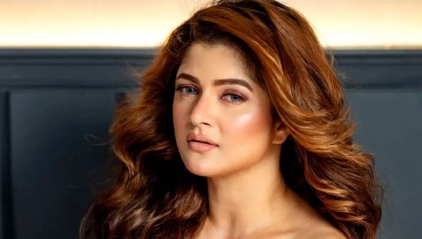 খুব ছোট বয়সেই সিনেমা জগতে পা রাখেন এই নায়িকা! টলি নায়করা এক কথায় বলেন শ্রাবন্তী ইন্ডাষ্ট্রির সবচেয়ে সরল মেয়ে। আর হয়ত এই জন্যই বার বার প্রেমে পড়েন আর আঘাত পান তিনি। photo source collected 