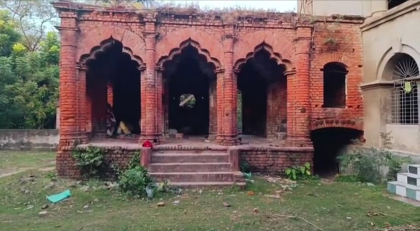 তবে সেই বিয়ে বেশি দিন টেঁকেনি। বিয়ের কয়েক মাসের মধ্যেই গৌরীদেবীর মৃত্যু হয়। তবে কিন্তু পানিতরের স্মৃতি কোনও দিন পিছু ছাড়েনি বিভূতিবাবুর৷ তাঁর বিভিন্ন লেখায় উঠে এসেছে এই গ্রামের ছবি।(তথ্য ও ছবি: জুলফিকার মোল্যা)