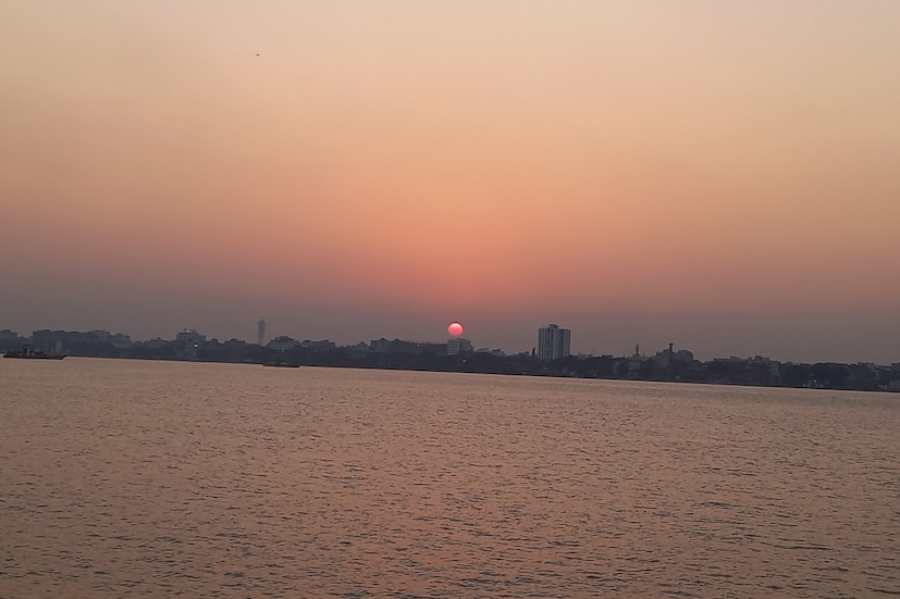 আজ, সোমবার নিম্নচাপ তৈরি হবে আন্দামান সাগর ও বঙ্গোপসাগরে। দক্ষিণ আন্দামান সাগর ও দক্ষিণ থাইল্যান্ড সাগরে ঘূর্ণাবর্ত। এই ঘূর্ণাবর্ত থেকেই আগামী ১২ ঘণ্টায় বঙ্গোপসাগরে তৈরি হবে নিম্নচাপ। দক্ষিণ-পূর্ব বঙ্গোপসাগর এবং সংলগ্ন আন্দামান সাগর এলাকাতে সোমবার, ২৭ নভেম্বর নিম্নচাপ তৈরির সম্ভাবনা। 