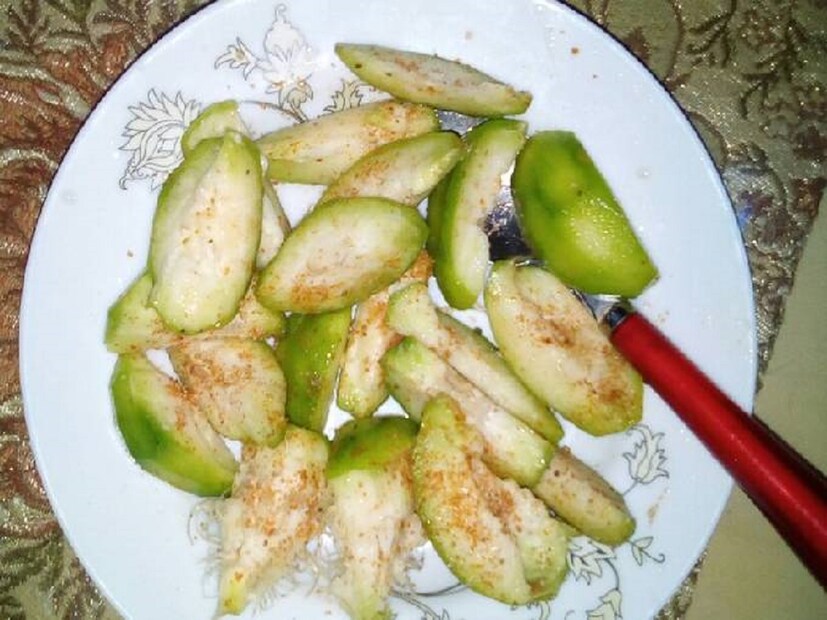 আমড়া পিত্ত ও কফ নাশ করে, কণ্ঠস্বর পরিষ্কার রাখে। নিয়মিত আমড়া খেলে চুল, নখ, ত্বক সুন্দর থাকে। 