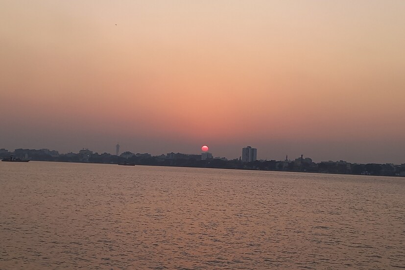 মঙ্গলবার থেকেই আবহাওয়া বদল। আংশিক মেঘলা আকাশ। বুধবার থেকে বৃষ্টির সম্ভাবনা উপকূলে। আগামী ২৪ ঘণ্টায় সকাল-সন্ধ্যাতে হালকা শীতের আমেজ। কিন্তু ভাইফোঁটাতে আবহাওয়া বদলের সম্ভাবনা। আপাতত মনোরম পরিবেশ; পরিষ্কার আকাশ; হালকা শীতের আমেজ রয়েছে। মঙ্গল ও বুধবার আংশিক মেঘলা আকাশ, কোথাও কোথাও পুরোপুরি মেঘলা আকাশ। কমবে, দিনের তাপমাত্রা, বাড়বে রাতের তাপমাত্রা।