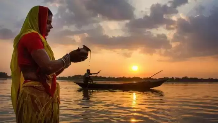কার্তিক পূর্ণিমার গুরুত্ব:পৌরাণিক কাহিনী অনুসারে, কার্তিক পূর্ণিমায় দেব-দেবীরা শিবের নগরী কাশীতে আসেন গঙ্গা নদীতে স্নান করতে এবং সন্ধ্যায় প্রদীপ জ্বালাতে। এই কারণে এই দিনটি দেব দীপাবলি নামে পরিচিত। এই কারণেই এই দিনে শুভ সময়ে স্নান এবং দান করলে অক্ষয় পুণ্য পাওয়া যায়।