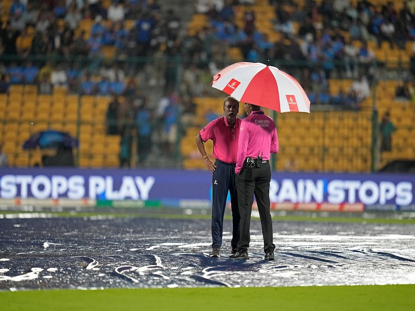 এক মাস ধরে চলা মেগা বিশ্বকাপ ইভেন্ট এখন প্রায় শেষের পথে৷ সেমিফাইনালের লাইন আপ তৈরি হয়ে গেছে৷ কিন্তু একটা  বড় প্রশ্ন যা ক্রিকেট খেলা হলেই ঘুরতে থাকে তা হল বৃষ্টি হলে কীভাবে কী হবে? এবারেও তাই সেই প্রশ্নই সকলের মনে সেমিফাইনালের দিন বৃষ্টি হলে কী হবে? এর জন্য রিজার্ভ ডে রাখার ব্যবস্থা আছে কি? রিজার্ভ ডেতেও যদি কোনও ফল না হয়, তাহলে দলগুলি কীভাবে ফাইনালে উঠবে? জেনে নেওয়া যাক আইসিসি-র সব নিয়ম৷ Photo- AP 
