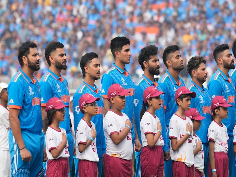 ভারতীয় দল এই মুহূর্তে দুর্দান্ত পারফর্ম করছে। রোহিত শর্মার নেতৃত্বে জয়ের রথে টিম ইন্ডিয়া। বিরাট কোহলি ও রোহিত শর্মা দুর্দান্ত ফর্মে রয়েছেন। বল হাতে জসপ্রীত বুমরাহ, মহম্মদ শামি এবং মহম্মদ সিরাজ  কামাল করছেন। ঘরের মাঠের বিশ্বকাপ জেতার জন্য দারুণ ফোকাসড টিম ইন্ডিয়া৷ Photo- AP 