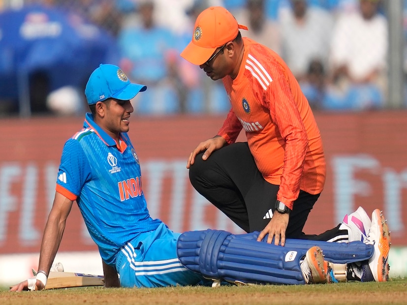 সারা তেন্ডুলকর-শুভমান গিল প্রেম নিয়ে জল্পনা তুঙ্গে৷  কেউ কেউ আবার দুজনের  বিয়ের দিন কবে তার হিসেবনিকেশও শুরু করে দিয়েছেন৷ এদিকে তরুণ তুর্কি শুভমান গিল এবারের বিশ্বকাপে শুরুর দিকে ভাল  ছন্দে না থাকলে আস্তে আস্তে ফর্মে এসেছেন৷ সেমিফাইনালে ভারত বনাম নিউজিল্যান্ড ম্যাচে তিনি ৬৫ বলে ৭৯ রান করে রিটায়ার্ড হার্ট হন৷ এদিনের তাঁর ইনিংস সাজানো ছিল ৮ টি চার ও ৩ টি ছয় দিয়ে৷ একদম শেষবেলায় নেমে ৬৬ বলে ৮০ রান করে অপরাজিত থাকেন৷ Photo- AP 
