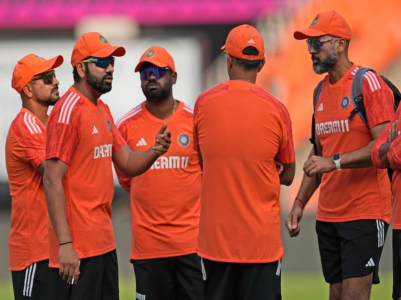 ১৪ অক্টোবরের সেই ম্যাচে ভারত পাকিস্তানের বিরুদ্ধে দুর্দান্ত জয় পেয়েছিল৷ সেই ম্যাচে ৪২.৫ ওভারে অল আউট হয়ে গিয়েছিল পাকিস্তান৷ করেছিল ১৯১ রান৷ আর ভারত মাত্র ৩ উইকেট খুইয়ে ৩০.৩ ওভারে জয়ের লক্ষ্যে পৌঁছে গিয়েছিল৷ ফলে পিচ থেকে সবরকমের ফায়দা তুলেছিল টিম ইন্ডিয়া৷ Photo- AP