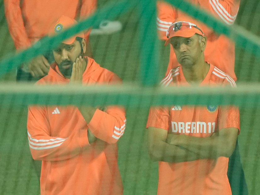  : ভারতীয় ক্রিকেট দল আইসিসি বিশ্বকাপের পর এখন বড় প্রশ্নের সামনে দাঁড়িয়ে৷ তাঁরা দলের জন্য নতুন কোচ খুঁজছে৷ বিসিসিআইয়ের সঙ্গে রাহুল দ্রাবিড়ের চুক্তি শেষের পরে ভারতীয় দল নতুন হেডস্যার খুঁজছে৷ কারণ দ্রাবিড় আর ভারতীয় দলের সঙ্গে চুক্তিবৃদ্ধিতে নাকি সেভাবে আগ্রহী নন৷ তাঁর দিক থেকে কোনও কিছুতেই আগ্রহ দেখা যায়নি৷ অস্ট্রেলিয়া সিরিজে এনসিএ প্রধান দায়িত্ব সামলে দিচ্ছেন৷ Photo- AP 