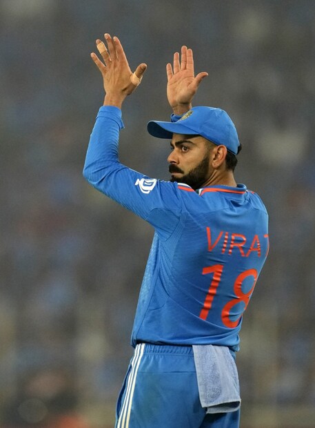 ভারতে আয়োজিত বিশ্বকাপে তাঁর পক্ষেও খেলাও সম্ভব নয়। মহম্মদ শামি এবং সূর্যকুমার যাদবের বয়স ৩৩ বছর। রবীন্দ্র জাদেজার ৩৪ বছর। ২০৩১-এ তাঁরাও ৪০-এর গণ্ডি টপকে যাবেন। বোঝাই যাচ্ছে, ভারতে আয়োজিত বিশ্বকাপে তাঁদের খেলাও কঠিন। Photo: AP