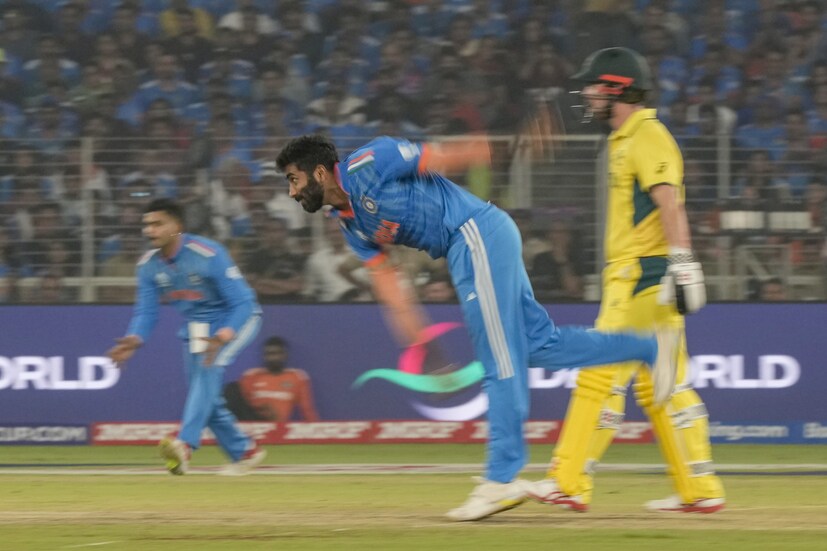 এছাড়া লেগ স্পিনার রবি বিষ্ণোই, যুজবেন্দ্র চাহাল, প্রসিধ কৃষ্ণ, মহম্মদ সিরাজ এবং অর্শদীপ সিংও সুযোগ পেতে পারেন। সব মিলিয়ে টি২০ ওয়ার্ল্ড কাপের জন্য বাছাই করা ১৫ জনের দল থেকে বাদ পড়তে পারেন বহু সিনিয়র খেলোয়াড়। ২০০৭ সালে মহেন্দ্র সিং ধোনির অধিনায়কত্বেই শুধুমাত্র টি২০-র খেতাব জিতেছিল ভারতীয় দল। এরপরেই তরুণ তুর্কিরা এই টুর্নামেন্টে জায়গা করে নেন। এমন পরিস্থিতিতে এই বিশ্বকাপের জন্য খেলোয়াড়দের আরও একবার ফের বাছাই করে নেওয়া হতে পারে। গত ২০১৩ সালের পর থেকে কোনও রকম আইসিসি ট্রফি জয় করতে পারেনি ভারতীয় দল। Photo: AP