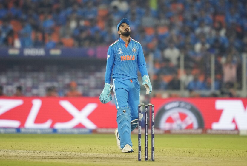 আবার অন্যদিকে বয়সের দিকটা মাথায় রাখলে টি২০ বিশ্বকাপে মহম্মদ শামি খেলবেন কি না, সেদিকটাও নিশ্চিত নয়। তিনিও প্রায় এক বছর ধরে কোনও টি২০ আন্তর্জাতিক ম্যাচ খেলেননি। বিশ্বকাপে উইকেটকিপার হিসেবে খেলার সুযোগ পেয়েছিলেন রাহুল। কিন্তু টি২০-র ক্ষেত্রে আবার ঈশান কিষাণ থেকে সঞ্জু স্যামসনের রেকর্ড বেশ ভাল। এই পরিস্থিতিতে টি২০ বিশ্বকাপে তাঁদের সুযোগের সম্ভাবনাই বেশি। ৫ জন খেলোয়াড় ১০টিরও বেশি ম্যাচে খেলেছেনচলতি বছরে টি২০ আন্তর্জাতিক ম্যাচে যেসব ভারতীয় খেলোয়াড়রা অংশগ্রহণ করেছেন, তাঁদের মধ্যে একেবারে শীর্ষে রয়েছে অর্শদীপ সিং। Photo: AP