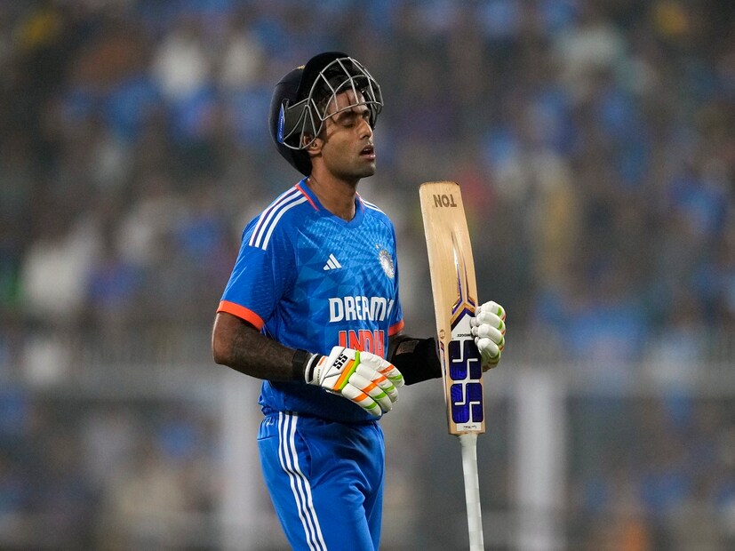 অজি দলের একাধিক ক্রিকেটার দেশে ফিরে যাওয়ায় এদিন অজি দলে একাধিক পরিবর্তন ছিল৷ অ্যারন হার্ডি টি টোয়েন্টি ফর্ম্যাটে নিজের প্রথম উইকেট নেন৷ তিনি অধিনায়ক সূর্যকুমার যাদবকে আউট করে দেন৷ রতুরাজ গায়কোয়াড় এদিন অর্ধ শতরান করেন৷ Photo- AP