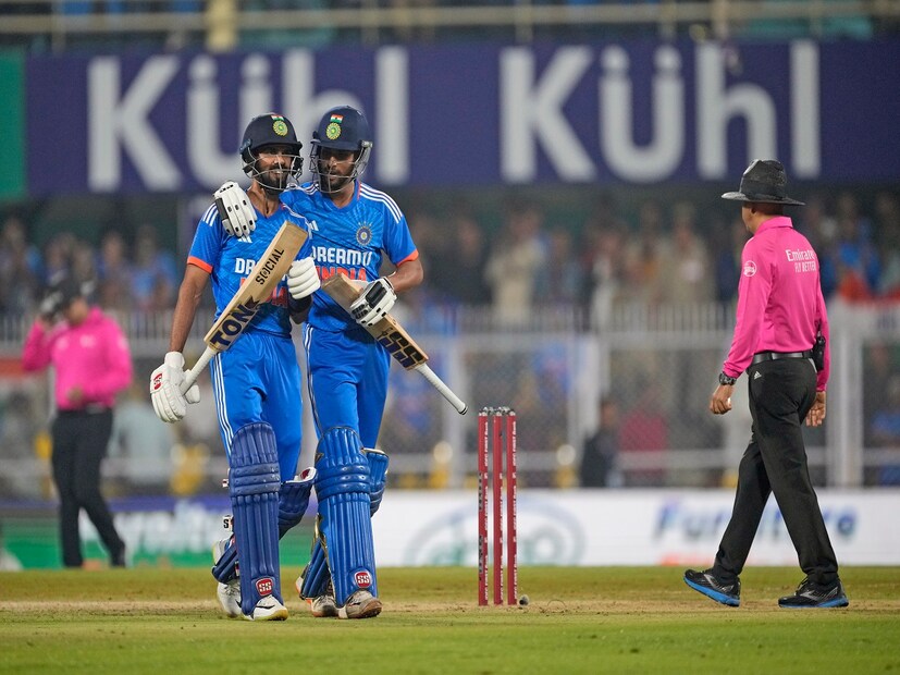 এছাড়াও তিলক ভর্মা অপরাজিত থাকেন ২৪ বলে ৩১ রান করে৷ এদিন টি টোয়েন্টিতে নিজের প্রথম শতরান করে ফেললেন রতুরাজ গায়কোয়াড়৷ ফলে অস্ট্রেলিয়াকে সিরিজে ফিরতে হলে এদিনের ম্যাচ জিততে হবে৷ তাদের জয়ের প্রয়োজনীয় রান ২২৩৷ Photo- AP 