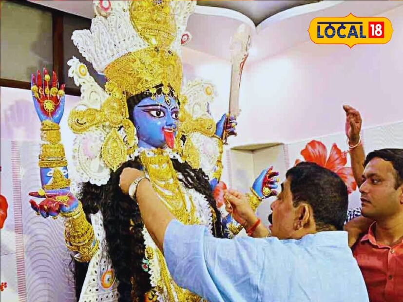 *অনুব্রত নেই তাই এবার চাঁদা তুলে হচ্ছে তৃণমূলের পুজো। গত বছর রাখি পূর্ণিমার দিন গরু পাচার মামলায় গ্রেফতার হন তৃণমূলের বীরভূম জেলা সভাপতি অনুব্রত মণ্ডল।