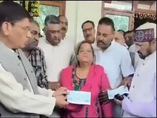 এই ছবি ঘিরেই বিতর্ক৷ 