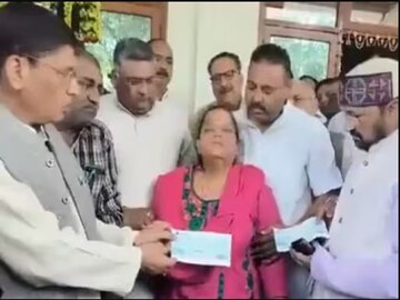 এই ছবি ঘিরেই বিতর্ক৷ 