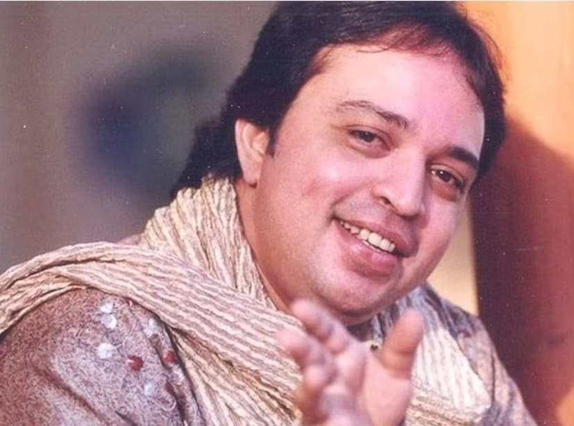 যদিও সারা জীবন গজল গাওয়াই ছিল আলতাফের জীবনের লক্ষ্য। কিন্তু তাঁর মা তাঁকে বলিউডি ছবিতে গানের কেরিয়ার শুরু করার প্রস্তাব দেন। এরপর সঙ্গীতশিল্পী হিসেবে ডেবিউ করেন ‘শপথ’ ছবিতে। তবে ২০১৩ সালের পর থেকে তাঁর সেই কণ্ঠ আর শোনা যায়নি। ওই বছর মুক্তিপ্রাপ্ত ইমরান হাশমির ছবি ‘ঘনচক্কর’-এর ‘ঝোলু রাম’ গানটি ছিল আলতাফেরই গাওয়া। তবে সংবাদমাধ্যমের প্রতিবেদন বলছে, আলতাফ রাজা এখনও মুম্বইয়ের মহম্মদ আলি রোডেই বসবাস করেন। এমনকী সঙ্গীতের দুনিয়ায় বেশ সক্রিয় তিনি।