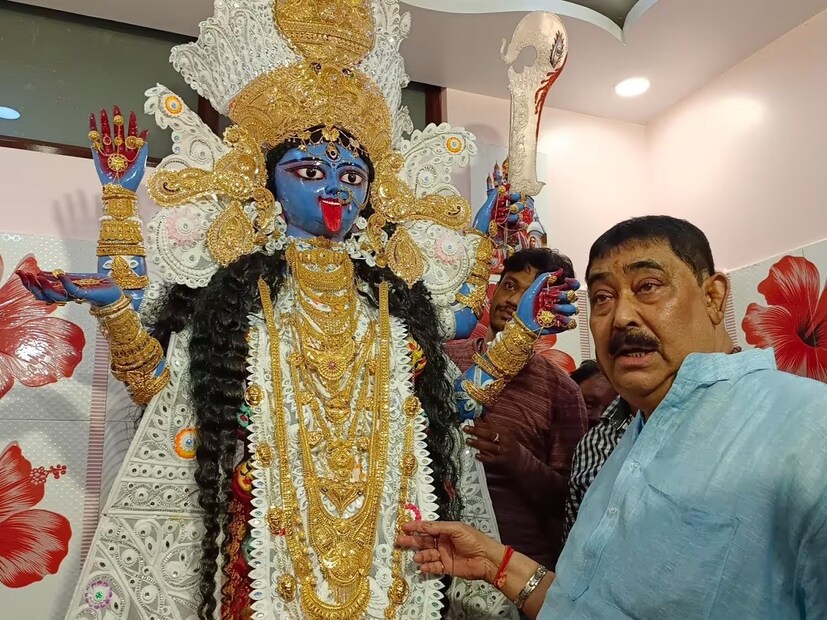 *১৯৮৮ সাল থেকে শুরু হওয়া অনুব্রত মণ্ডলের কালীপুজোর জাঁকজমক ছিল না আগে। শুরুর দিকে কালী প্রতিমাকে আনুমানিক ৩০ থেকে ৪০ ভরি সোনার গহনা দিয়ে সাজানো হতো। কিন্তু যত দিন পেরিয়েছে সোনার গয়নার পরিমাণ ততটাই বেড়েছে। সংগৃহীত ছবি। 