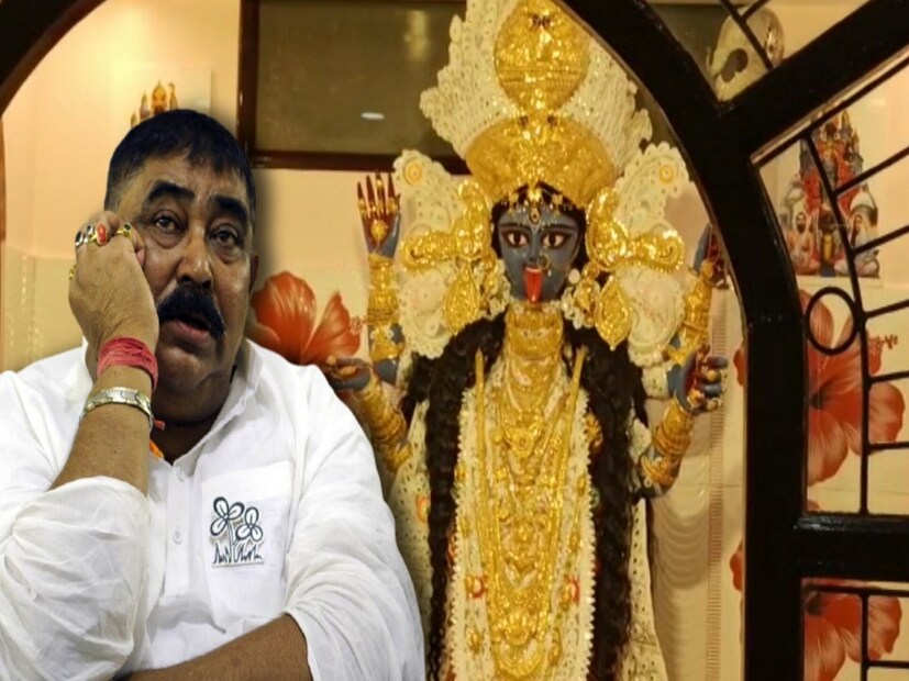 *তৃণমূলের কর্মী সমর্থকদের কথায় ১৪ ফুট লম্বা এক টন ওজনের শ্যাম বর্ণ দক্ষিণা কালী মূর্তিকে প্রতিবছরের মতো এ বছরও অঙ্গরাগ এবং রাজরাজেশ্বরীর বেশে সাজানো হবে। তবে ৫৭০ ভরি সোনার বদলে গত বছরের মতো সামান্য গয়নায় সাজিয়ে তোলা হয়েছে কালী মূর্তিকে।