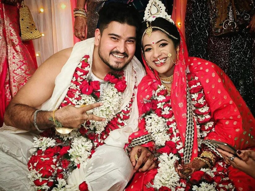 টলিপাড়া জুড়ে বিয়ের সানাই। বছর শেষে গাঁটছড়া বাঁধলেন টেলিভিশন জগতের অতন্ত্য পরিচিত মুখ স্বর্ণদীপ্ত ঘোষ ও অর্পিতা মন্ডলের। ২৭ নভেম্বর চার হাত এক হল তাঁদের।