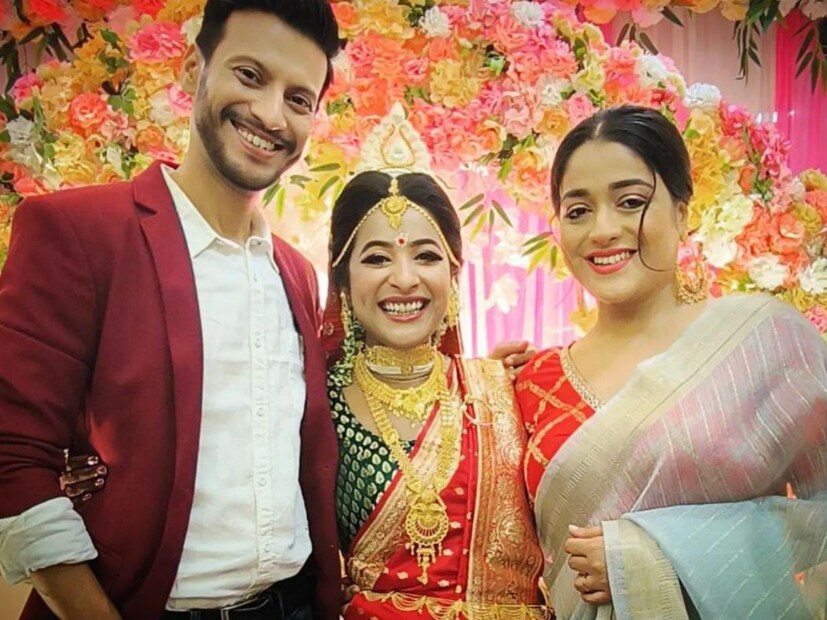 এসেছিলেন অনিন্দিতা রায় চৌধুরি ও সুদীপ সরকারও। ৩০ নভেম্বর তাঁদের বউভাতের অনুষ্ঠান হবে বলে জানা গিয়েছে।