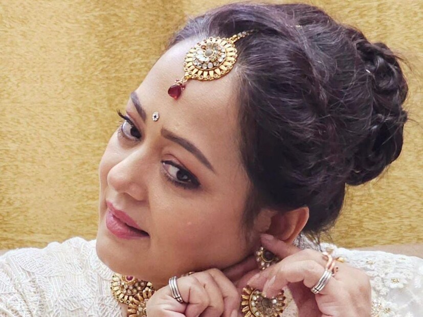 এদিনের অনুষ্ঠানে হাজির ছিলেন টলিপাড়ার সব পরিচিত মুখ। সাদা শাড়ি সঙ্গে ভারী গয়নায় সেজে উঠেছিলেন অপরাজিতা। 