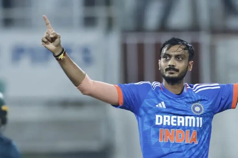 ফলে ২৫ তারিখের আগে যে কোনও একজনকে বসিয়ে একজন আরও ব্যাটার দলে আসার সম্ভাবনা রয়েছে। যদি কোনও স্পিনারকে বসানো হয় সেক্ষেত্রে অক্ষর প্যাচেলের সম্ভাবনা সবথেকে বেশি। কারণ জাদেজা ও অক্ষর একই ধরনের প্লেয়ার। ফলে জাদেজা খেললে অক্ষররে প্রথম একাদশে সুযোগ পাওয়ার সম্ভাবনাও কম।