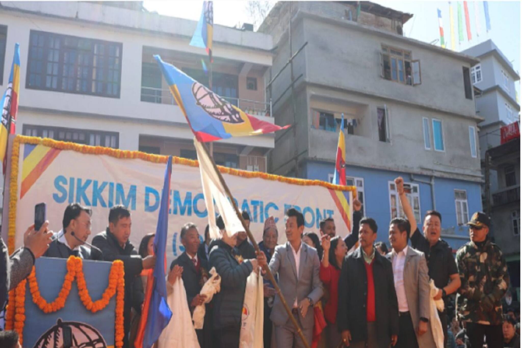 তৃণমূল, নিজের দল অতীত! ভোল বদলে সেই চামলিংয়েরই হাত ধরলেন বাইচুং