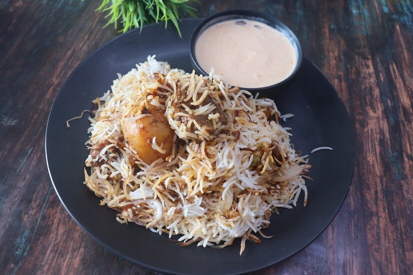 আপনি ২০ হাজার টাকা বিনিয়োগ করে এই ব্যবসা শুরু করতে পারেন। তবে আপনাকে শুরুতে রান্না জানতে হবে। যদি রাঁধুনি রাখেন তাহলে খরচ বাড়তে পারে। 