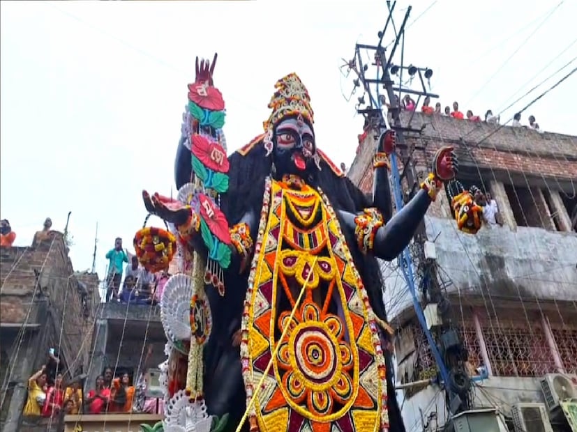 *এরপর বড়মার সুউচ্চ প্রতিমা দড়ি ধরে টেনে সেবায়েতরা নিয়ে যান গঙ্গার ঘাটে। চারদিক জুড়ে তখন 'বড়মা', 'বড়মা' রব। 