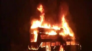 জাতীয় সড়কের উপরে জ্বলতে থাকে বাসটি৷ ছবি- সুজিত ভৌমিক জাতীয় সড়কের উপরে জ্বলতে থাকে বাসটি৷ ছবি- সুজিত ভৌমিক