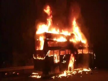 জাতীয় সড়কের উপরে জ্বলতে থাকে বাসটি৷ ছবি- সুজিত ভৌমিক