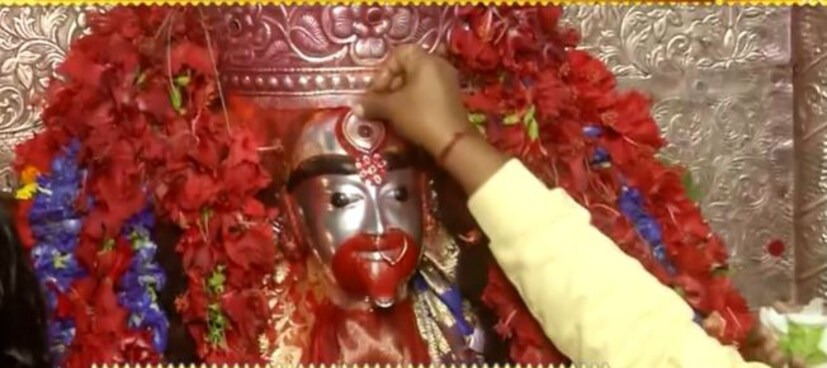 সোমবার সকালে রাজবেশে সাজানো হয় তারাপীঠের তারা মাকে৷ এদিনও অগণিত ভক্ত পুজো নিবেদন করেন৷ আয়োজন করা হয় যজ্ঞের৷