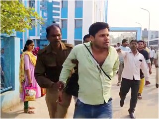 ব্যাপক মার খেলেন সিকিউরিটি ইনচার্জ