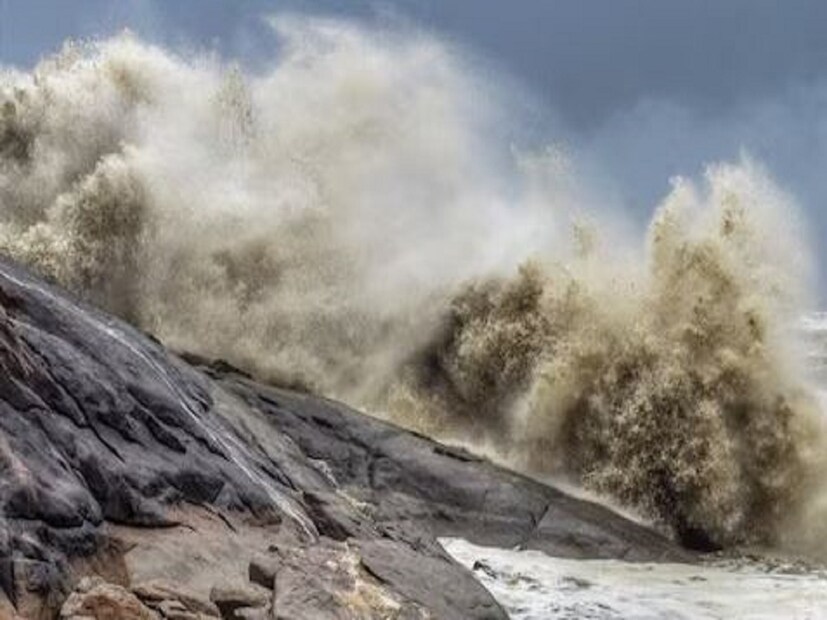 এমনই আশঙ্কা প্রকাশ করেছে দক্ষিণ কোরিয়ার টাইফুন রিসার্চ সংস্থা৷ বঙ্গোপসাগরের দক্ষিণ পশ্চিম প্রান্তে তৈরি হয়েছে আপার এয়ার সাইক্লোনিক সার্কুলেশন৷  দক্ষিণ কোরিয়ার জেজু ন্যাশানাল ইউনিভার্সিটি-র রিসার্চ সায়েন্টিস্ট বিনীত কুমার সিং এই তথ্য জানিয়েছেন৷