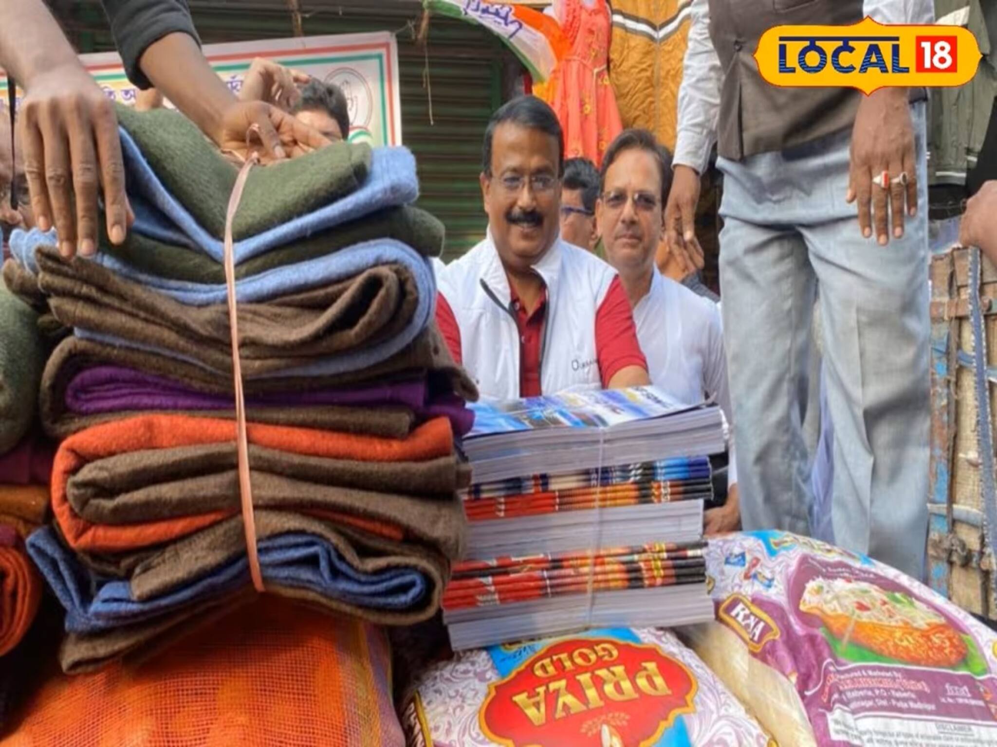 South 24 Parganas News: অবশেষে কংগ্রেসের ত্রাণ পেল অগ্নিদগ্ধ দলুয়াখাকি, যদিও ঢোকা গেল না গ্রামে
