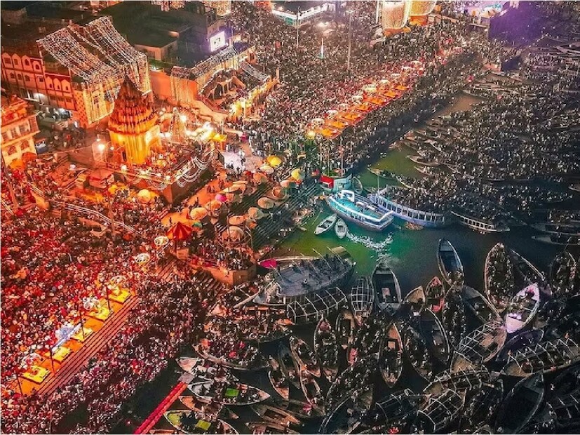কাশীতে গঙ্গার ঘাট ঠিক যেন ধনুক৷ আর ধনুকাকার ঘাটগুলি সেজে উঠেছিল লক্ষ, লক্ষ প্রদীপের আলোয়৷ ৮৫ টি ঘাটে যেন আকাশ গঙ্গার তারারা নেমে এসেছিল৷ পুরো কাশী যেন প্রদীপের আলোতে স্নান করেছিল৷ (Photo Courtesy- @myogiadityanath)