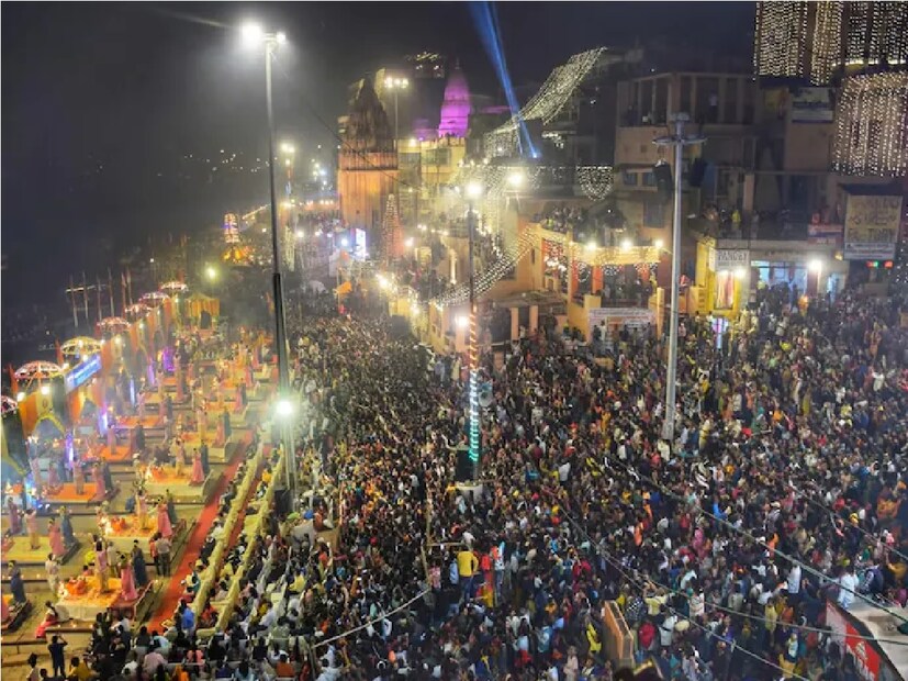 সমস্ত ঘাটে শঙ্খধ্বনি, মহা আরতি, ঘণ্টা, কাঁসর বাজিয়ে আরাধনা করা হচ্ছিল৷ কাশীর মাটিতে দেবতাদের স্বাগত জানানো হচ্ছিল৷