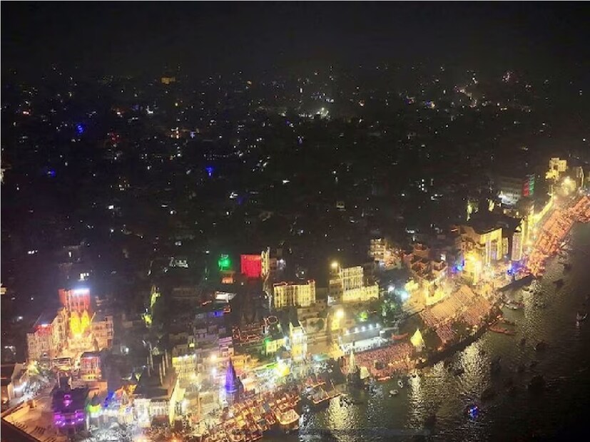 কাশীর চেত সিং ঘাটে লেজর শো, এবং গঙ্গাবক্ষে বাজির প্রর্দশনীর দারুণ দৃশ্যের সাক্ষী হন লক্ষ লক্ষ মানুষ৷