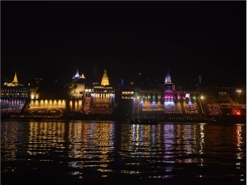চেত সিং ঘাটে প্রজেকশন শো সহ সাউন্ড অ্যান্ড লাইট শো-এর মাধ্যমে পৌরাণিক কাশী এবং ভগবান শিবের সচিত্র তথ্য শুনে শ্রোতারা মন্ত্রমুগ্ধ হয়েছিলেন।
