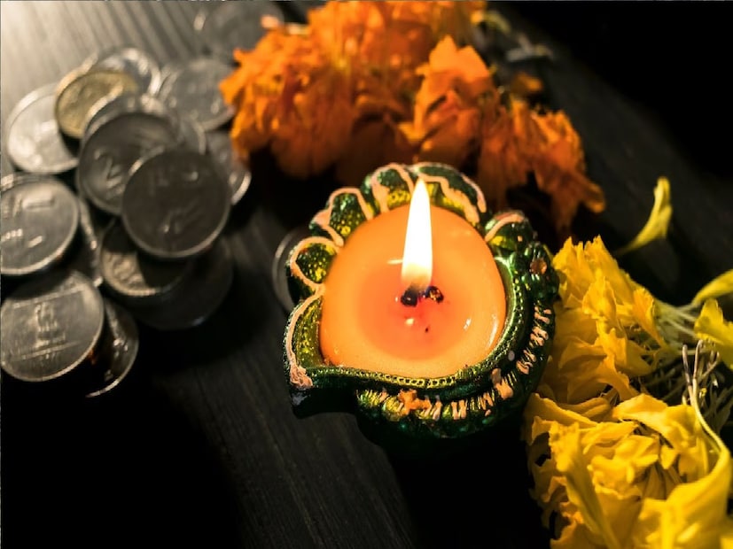 *দীপাবলির দিনে দেবীলক্ষ্মী ও ভগবান গণেশের পুজো করার প্রথা রয়েছে। সন্ধ্যাকালে লক্ষ্মী-গণেশের পুজো করলে সকল প্রকার সমস্যা দূর হয় এবং দেবীলক্ষ্মী প্রসন্না হন। প্রদোষকালকে লক্ষ্মী পুজোর জন্য সবচেয়ে উপযুক্ত সময় বলে মনে করা হয়।