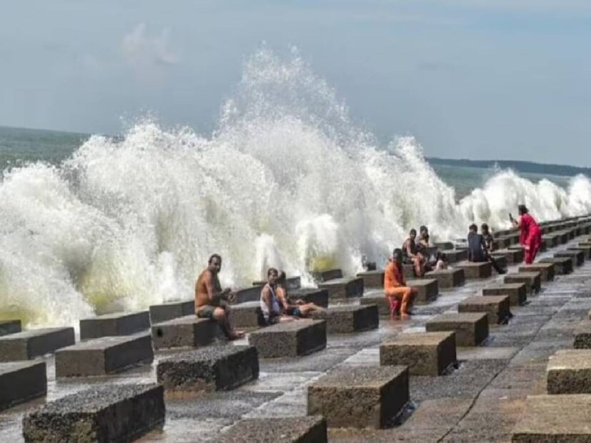 পর্যটকদের ভিড় তেমন নেই। দিঘায় তাপমাত্রা রয়েছে ২৬ ডিগ্রি। আজ সকাল ৯টার দিকে ঝিরঝির করে বৃষ্টি পড়েছিল সমুদ্রে। এখনও মেঘে ঢাকা আকাশ। (প্রতীকী ছবি)