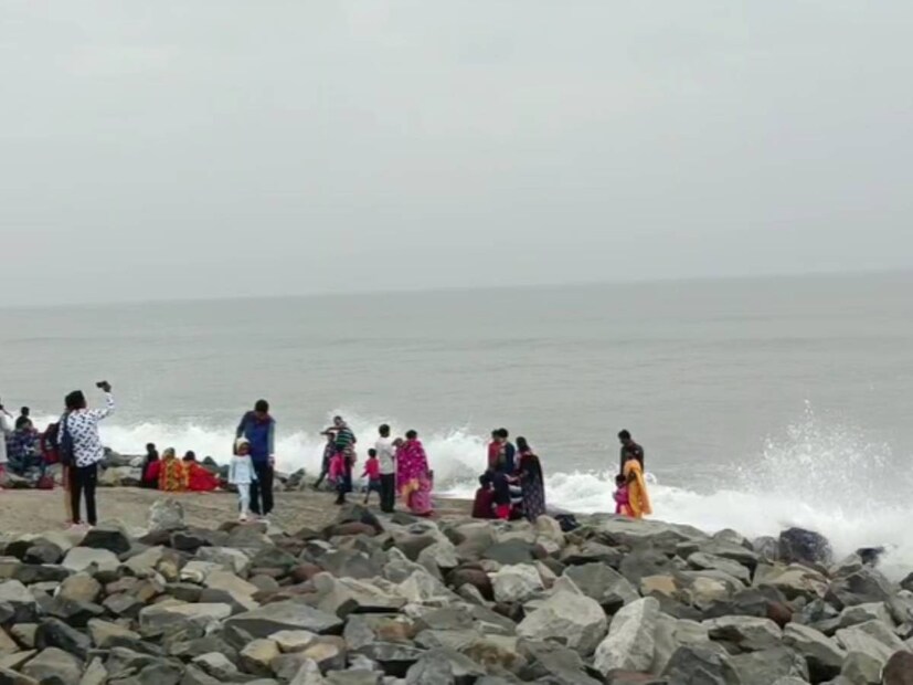 ভাইফোঁটার দিন দীঘা সমুদ্র সৈকতে উপচে পড়া ভিড় ছিল। বাঙালির পছন্দের সৈকতশহর দীঘায় সারা বছরই পর্যটকের ঢল নেমে থাকে। ভাইফোঁটার পরের দিন অনেকটাই আলাদা চিত্র সেখানে। ছবি ও তথ্য- পঙ্কজ দাশরথী