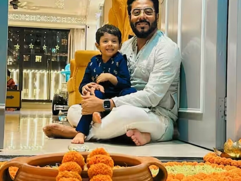 রাজ-শুভশ্রী: নীল পাঞ্জাবি পরে বাবার কোলে দীপাবলি কাটালো ছোট্ট ইউভান। 